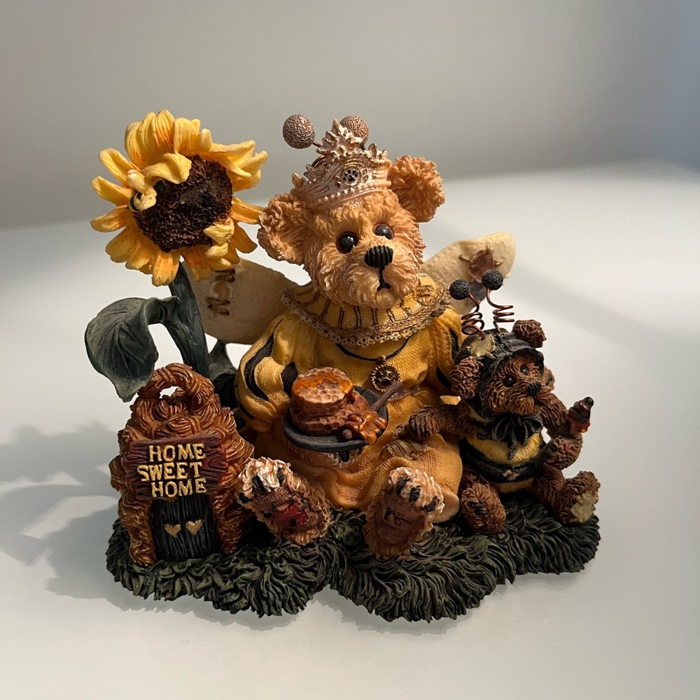 Boyds Bears ~Victoria Regina Buzzbruin…So Many Flowers, So Little Time